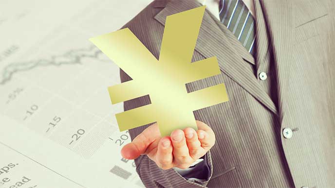 円マークを持つサラリーマン