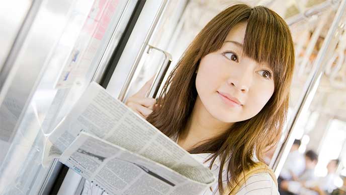 新聞を読んでる女性