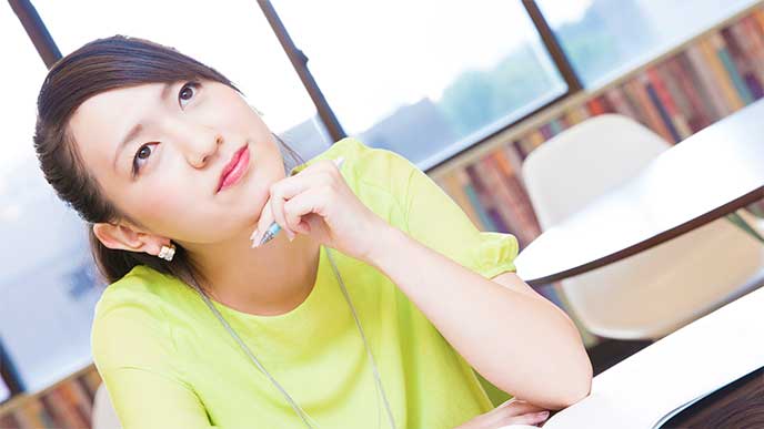 虚空を見つめて考えてる女性