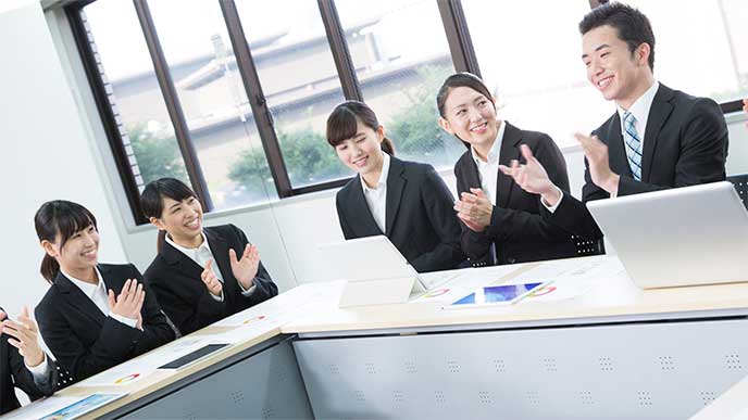 グループシスカッションをしている就活生たち