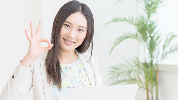 OKサインをする人