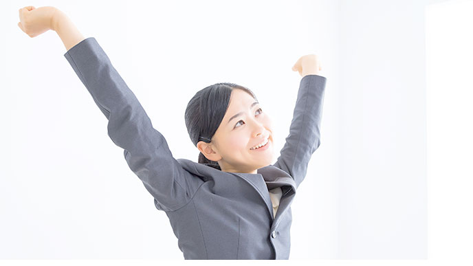 伸びをしてる仕事中の女性
