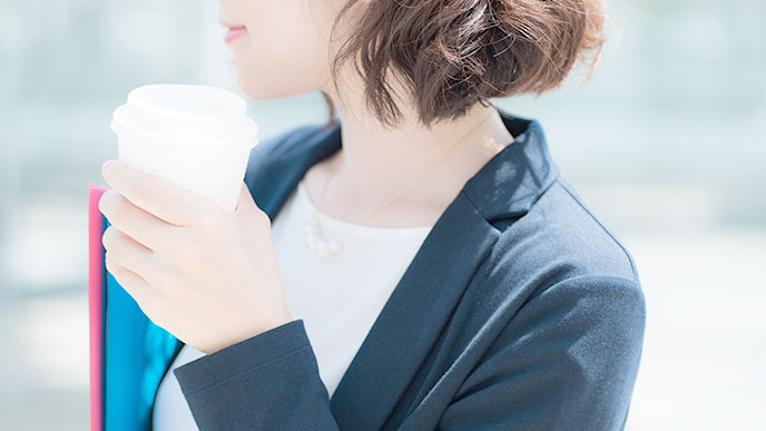 コーヒーを飲む人