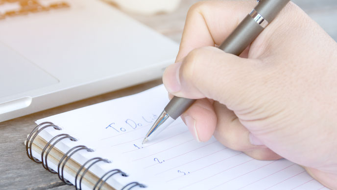 TO DOリストを書く人の手