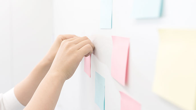 付箋を貼っていく人の手