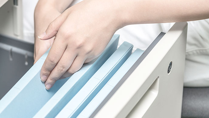 ファイルを整理する人の手