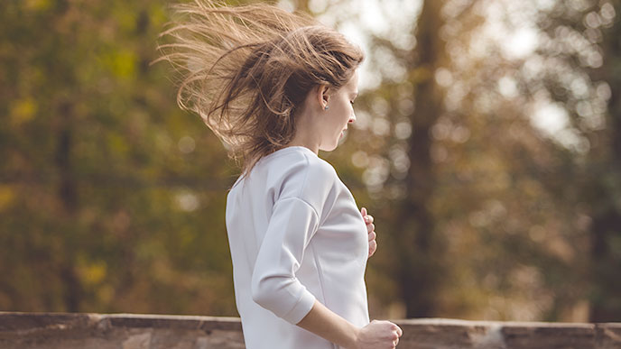 朝ランニングをする人の後ろ姿