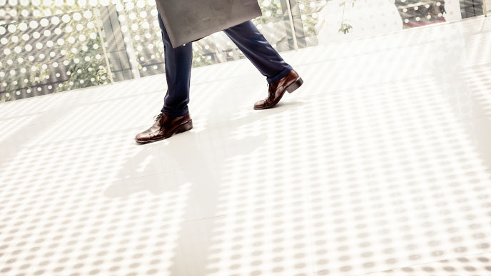 ウォーキングをする人の下半身