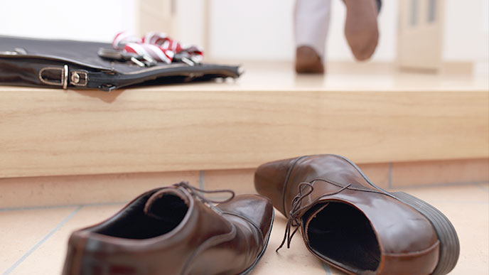 仕事から帰った男性の足