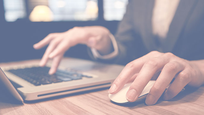 パソコンで仕事をする人の手