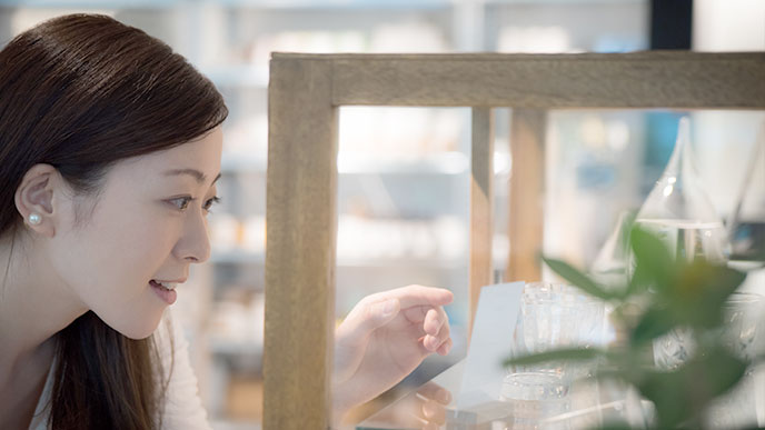 ショッピングを楽しむ女性