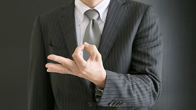 お金のジェスチャーをする男性の手