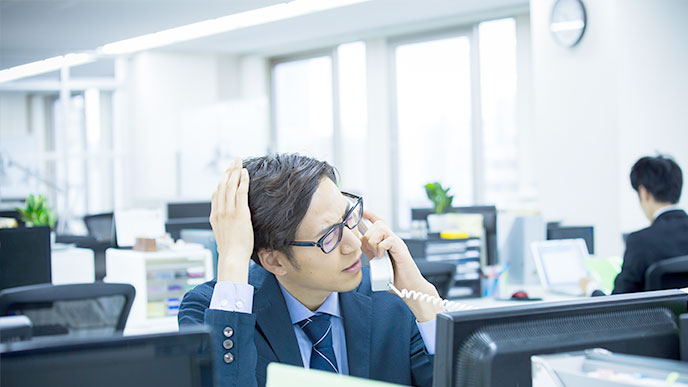 電話対応をする男の人