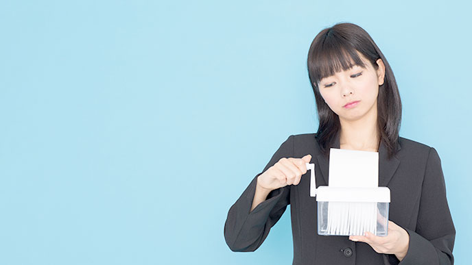 シュレッダーを操作する女性