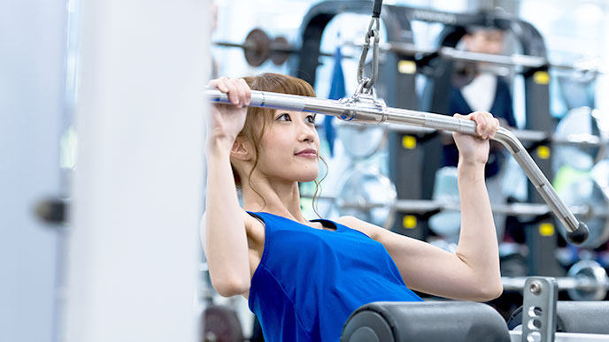 ジムで筋トレをする女性