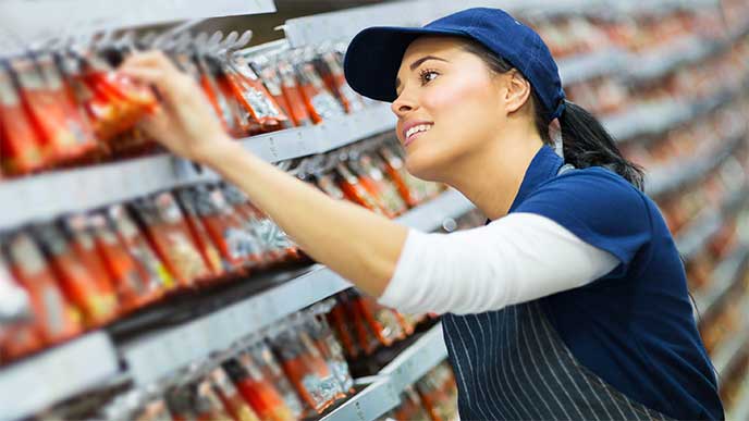 ホームセンターのバイトで商品を陳列してる女性