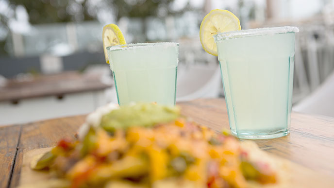 メキシコ料理の一皿とドリンク