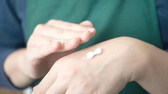 ハンドクリームを塗る人の手