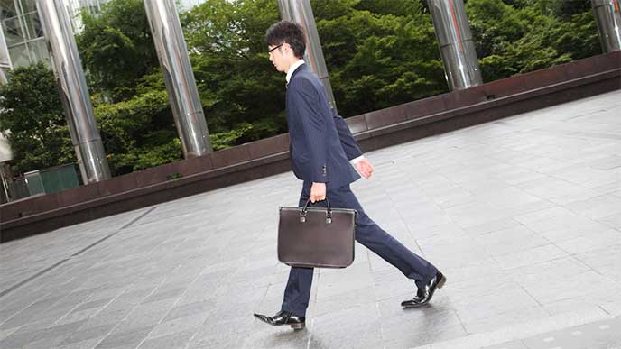出勤中のスーツを着た男性
