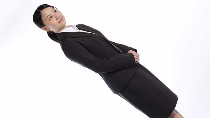 リクルートスーツを着た女性