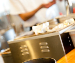 厨房で調理する店員