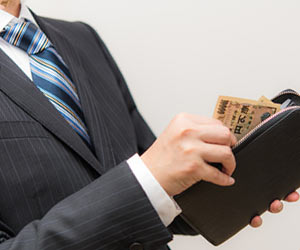 お勘定するビジネスマン