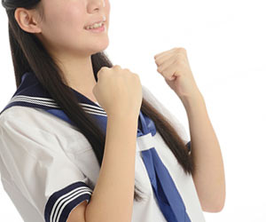 ガッツポーズの女子高生