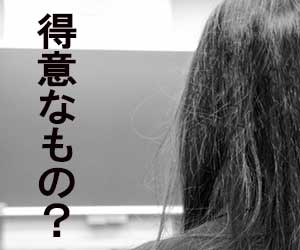 黒板に向かう女子高生