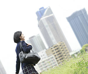 通学する女子高生