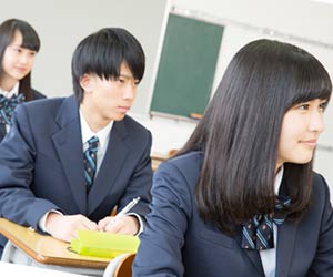 授業を受ける高校生