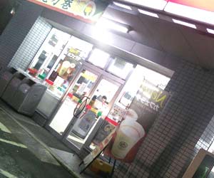 夜のコンビニ外観