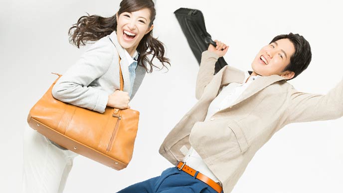 オフィスカジュアルの男女