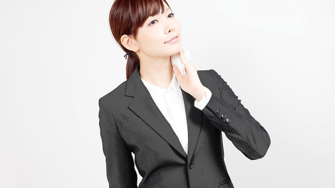 シンプルなインナーと地味なスーツの着こなし