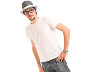 Tシャツにジーンズの男性