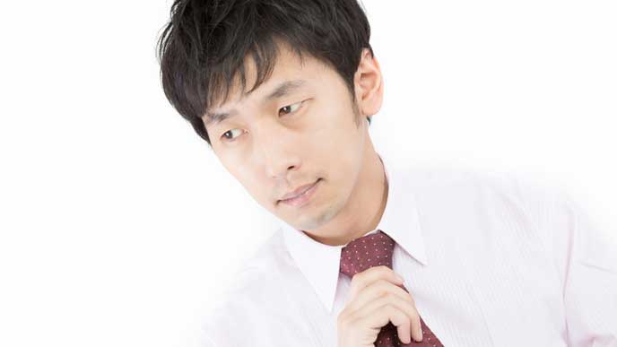 ネクタイをしめる新入社員