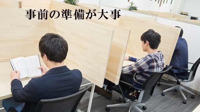 読書する学生達