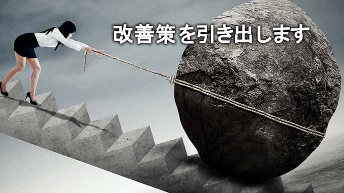 階段の上で巨大な岩を引き上げる女性