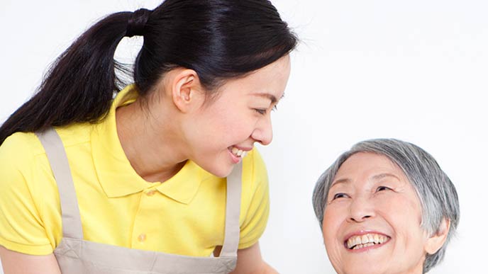 笑顔で客に接しておもてなしする女性