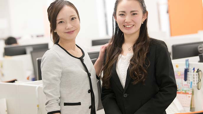 事務所内で新人を迎える女性社員