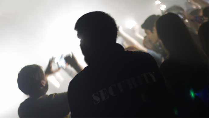 ライブ会場を警備してるセキュリティースタッフ
