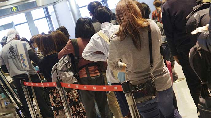 コンサート会場の入場入り口の行列