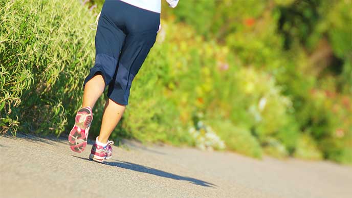 ジョギングをしてる女性の後姿