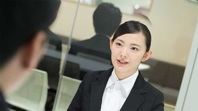 面接を受けているスーツを着た女性