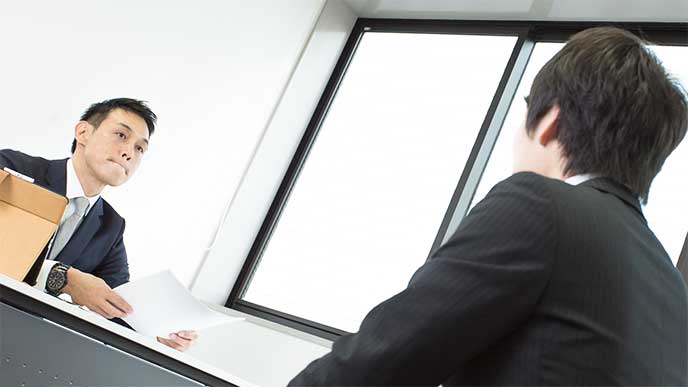 男性就活生の話を聞いている面接官