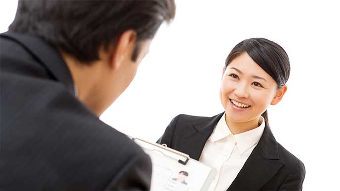 笑顔で面接を受けている女性就活生