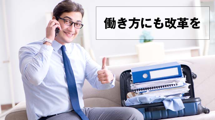 キャリバーッグを整理するビジネスマン