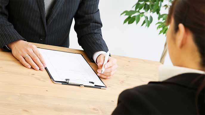 企業の面接を受けている女性