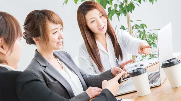 オフィスでミーティングをしてる女性たち