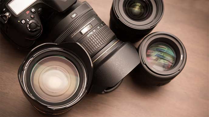 一眼レフカメラと沢山のレンズ