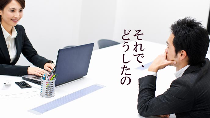 相手の話に相槌を打ちつつ質問する男性